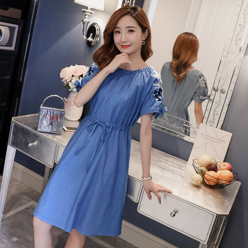 ĐẦM DENIM TRỄ VAI TAY THÊU HOA EO RÚT 